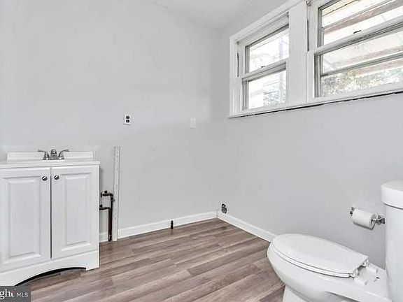 4th image of 516 N Lincoln St #1