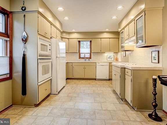 4th image of 826 W Aaron Dr