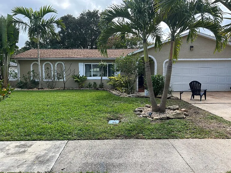 833 Berkshire Dr — Photo 1