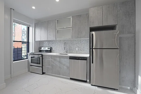 Rented by Avenues Real Estate | media 17