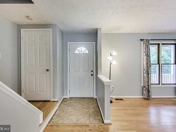 3rd image of 211 Oak Hollow Ct