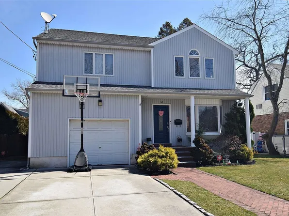 12 Cambridge Street, Malverne, NY 11565