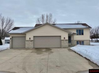 11 Cambridge Ct, North Mankato, MN 56003