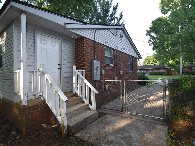 411 Ewing Dr — Photo 4