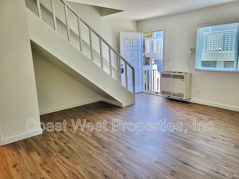 1178 Cypress Ave — Photo 3