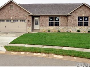1924 Crimson Oak Dr, Maryville, IL 62062