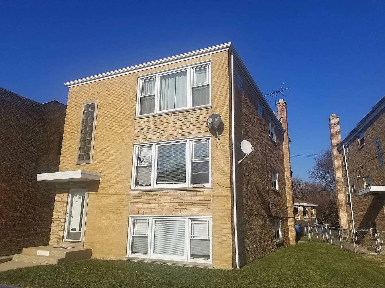 3 bed, 1000 sqft, $1,950 — Photo 1