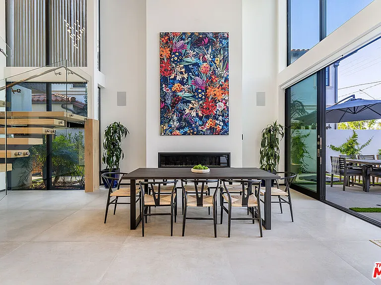 200 N Doheny Dr — Photo 37