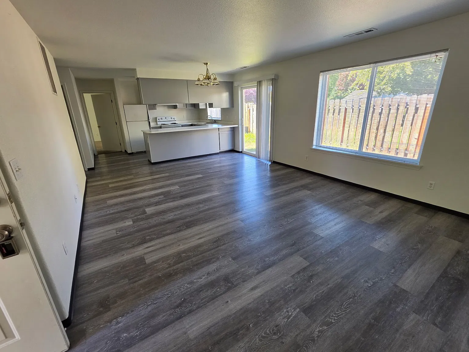 3 bed, 1100 sqft, $1,600 — Photo 3
