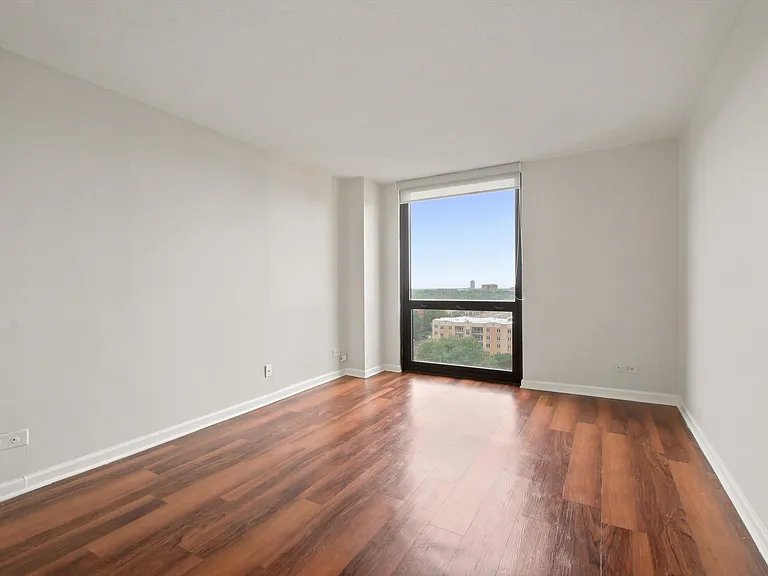 Yorktown Apartments — Photo 8
