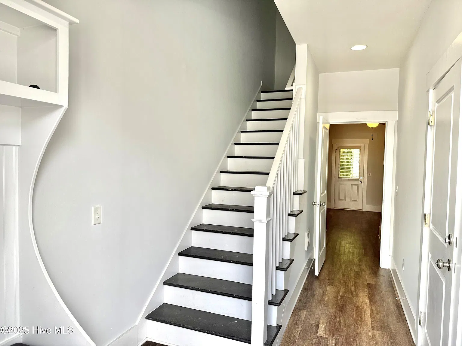 3 bed, 3.5 bath, 1929 sqft, $2,500 — Photo 2