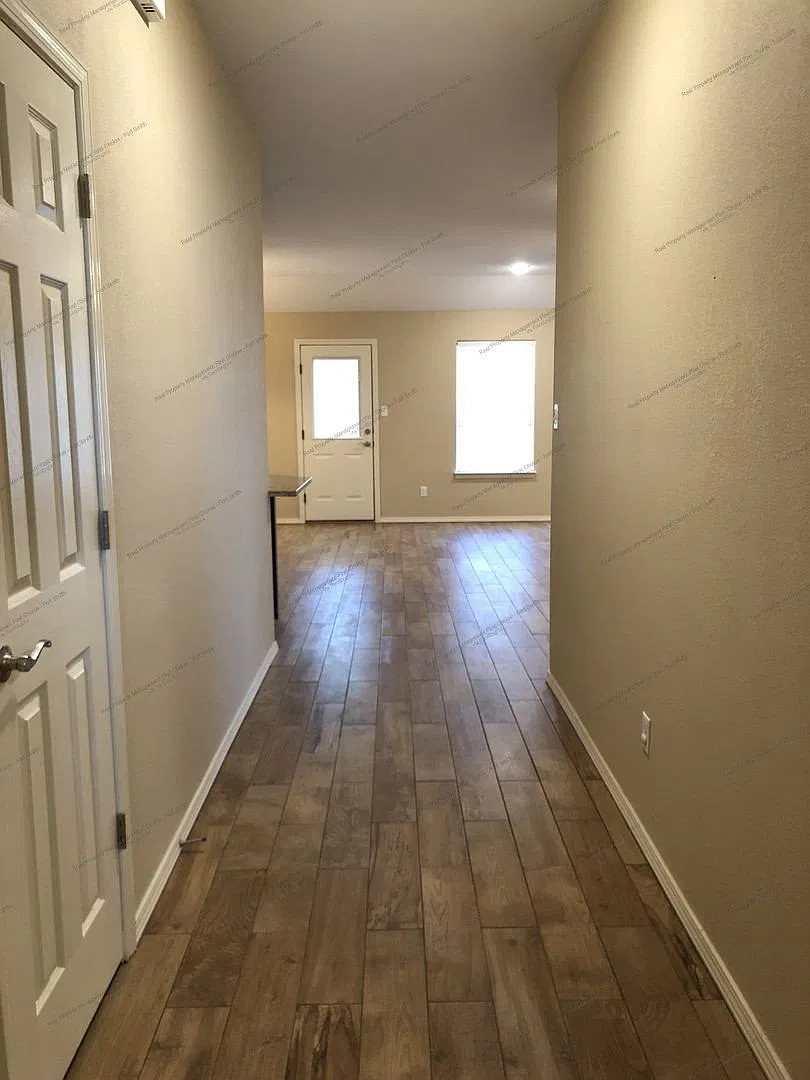 3 bed, 2.0 bath, 1615 sqft, $1,674 — Photo 2