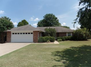 2202 Green Meadows Cir, McAlester, OK 74501