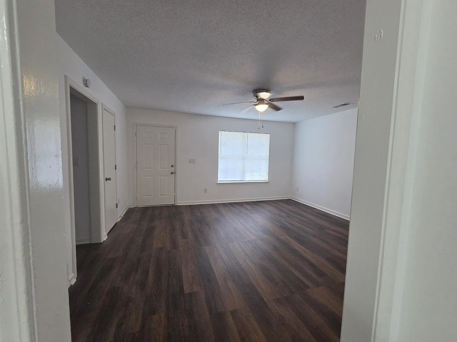 3 bed, 2.0 bath, 1390 sqft, $1,300 — Photo 3