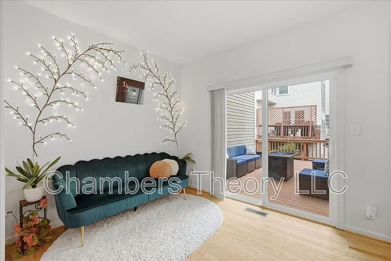 3 bed, 3.0 bath, 1660 sqft, $3,200 — Photo 3