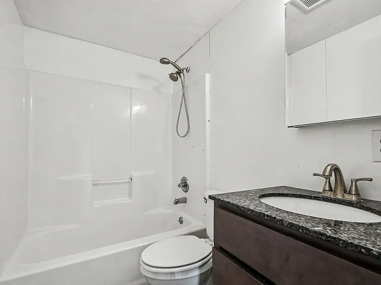 2527 Riverside Dr — Photo 12