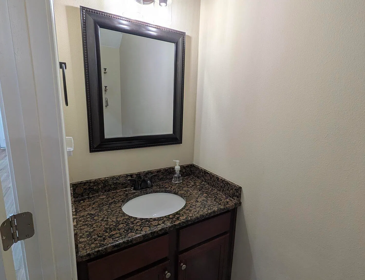 3 bed, 2.5 bath, 1544 sqft, $2,220 — Photo 2
