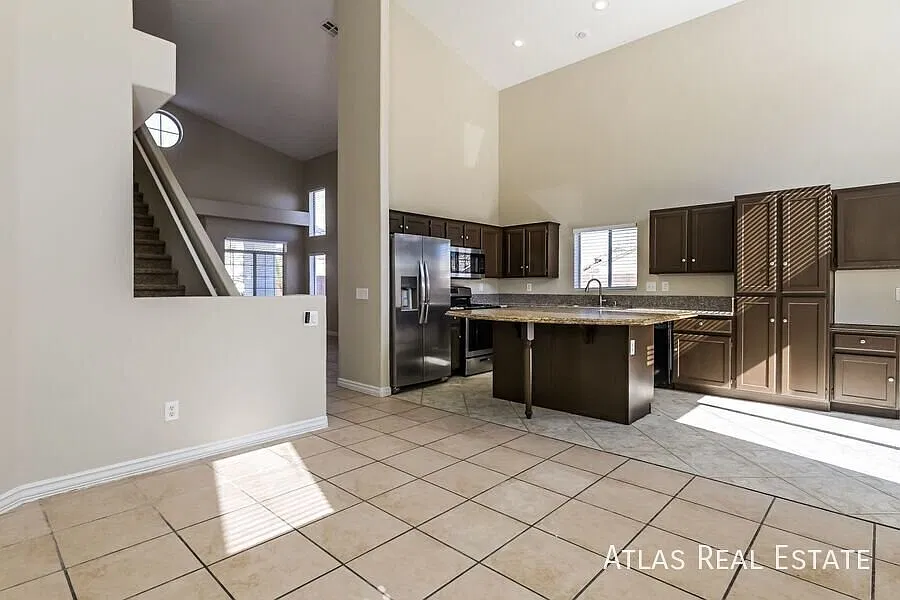 *Coming Soon** Spacious 4 Bedroom 3 Bath In Las Vegas ! Private Pool! — Photo 4