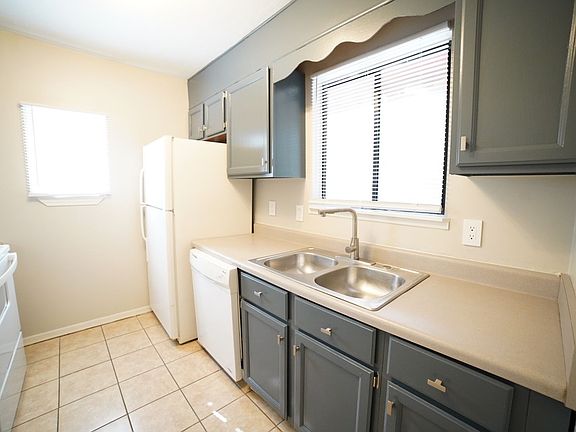 3rd image of 2741 W Tharpe St