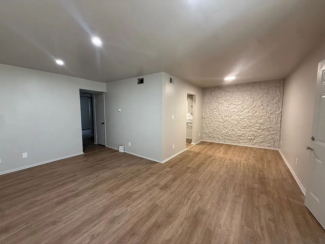 2 bed, 1.0 bath, 950 sqft, $1,200 — Photo 1