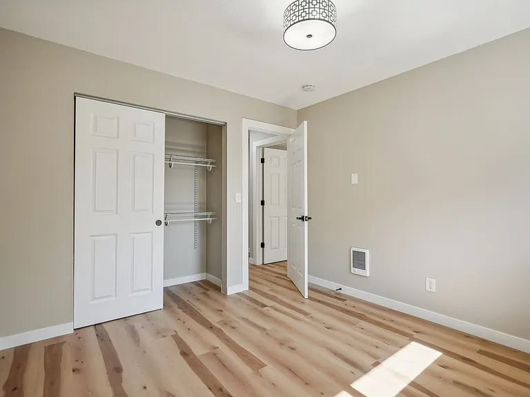 Sandy Terrace Apartments — Photo 40