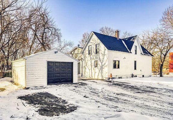 2nd image of 924 Farrington St