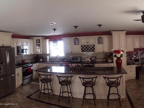 4th image of 374 Yetman Ave
