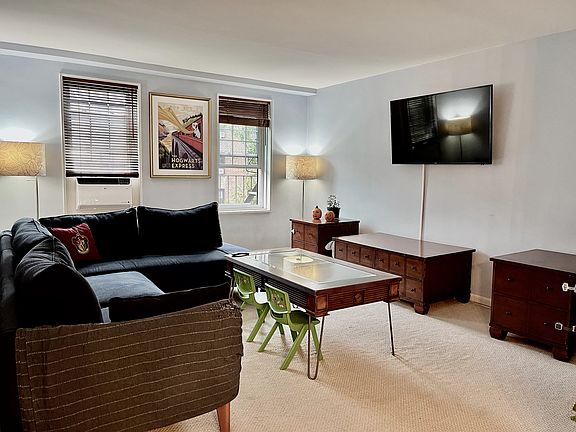 3rd image of 140-21 Burden Cres APT 407
