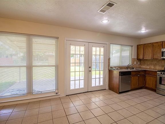 4th image of 738 Price Dr
