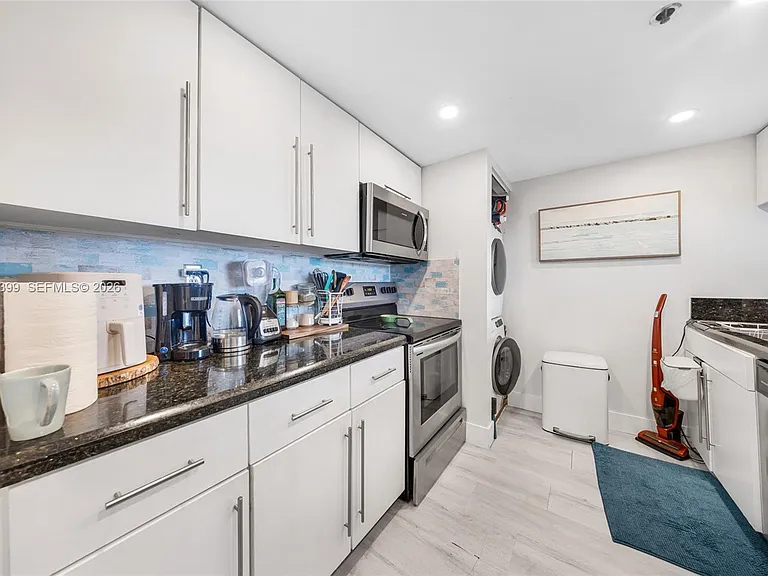 7601 E Treasure Dr #923 — Photo 8