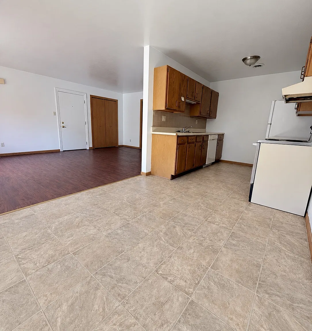 2 bed, 1000 sqft, $975 — Photo 3