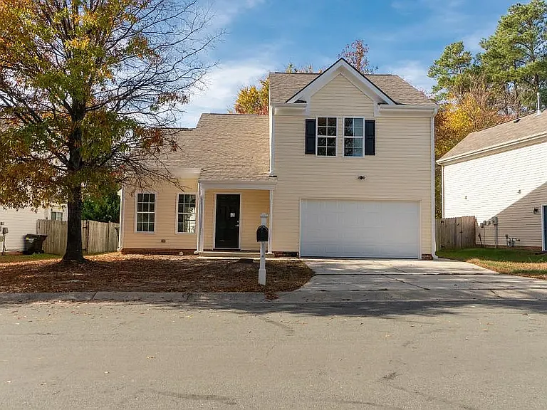 1002 Mallory Ln — Photo 1