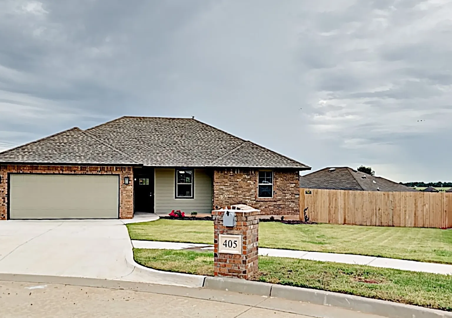 Beautiful 3 Bedroom, 2 Bath Home with Study and Storm Shelter - Yukon Schools. — Photo 1