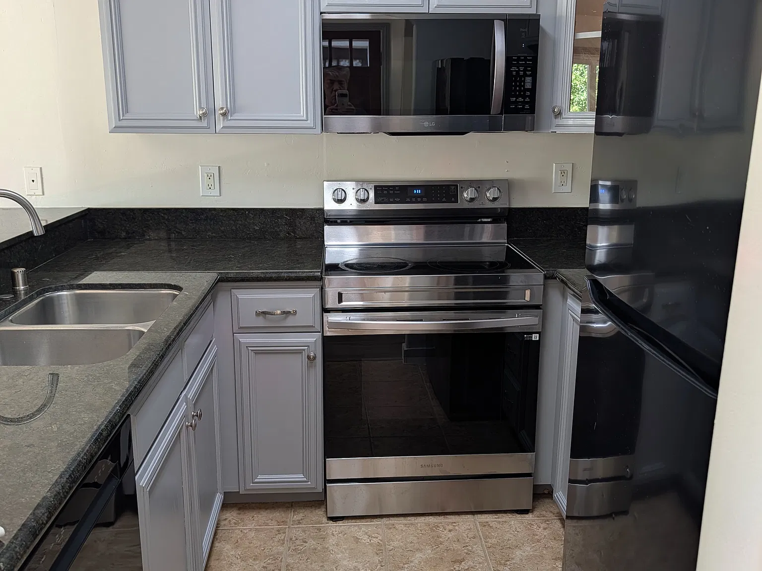 2 bed, 824 sqft, $2,400 — Photo 1