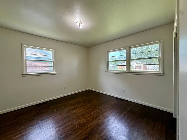 348 S Derby Ave — Photo 12
