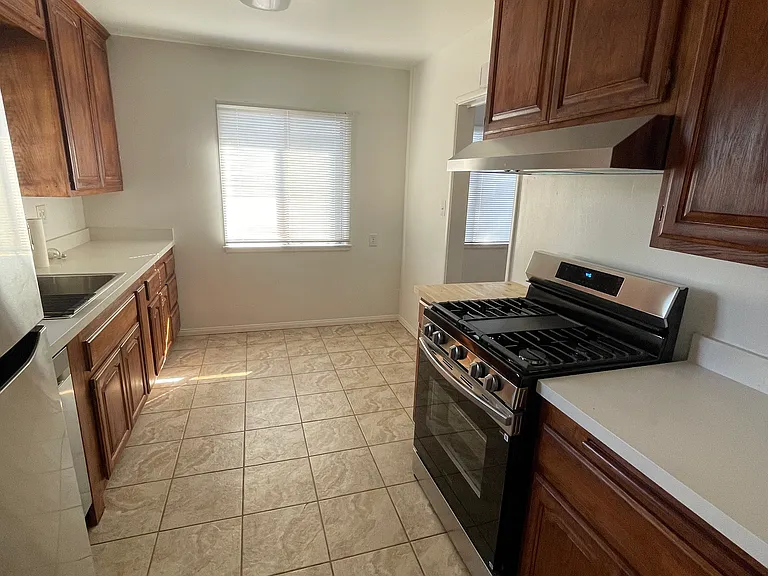 6048 Hardwick St — Photo 9