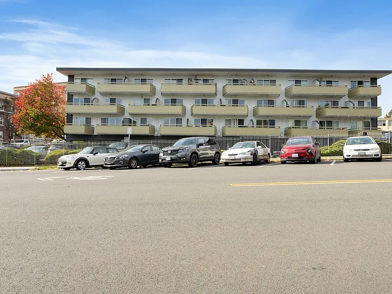 Baycrest Apartments — Photo 43