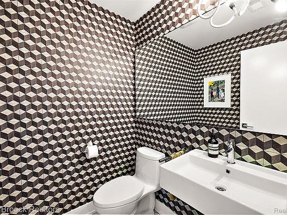 3rd image of 311 Alfred St