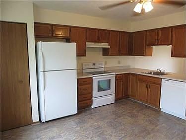 3rd image of 546 Yorktown Dr