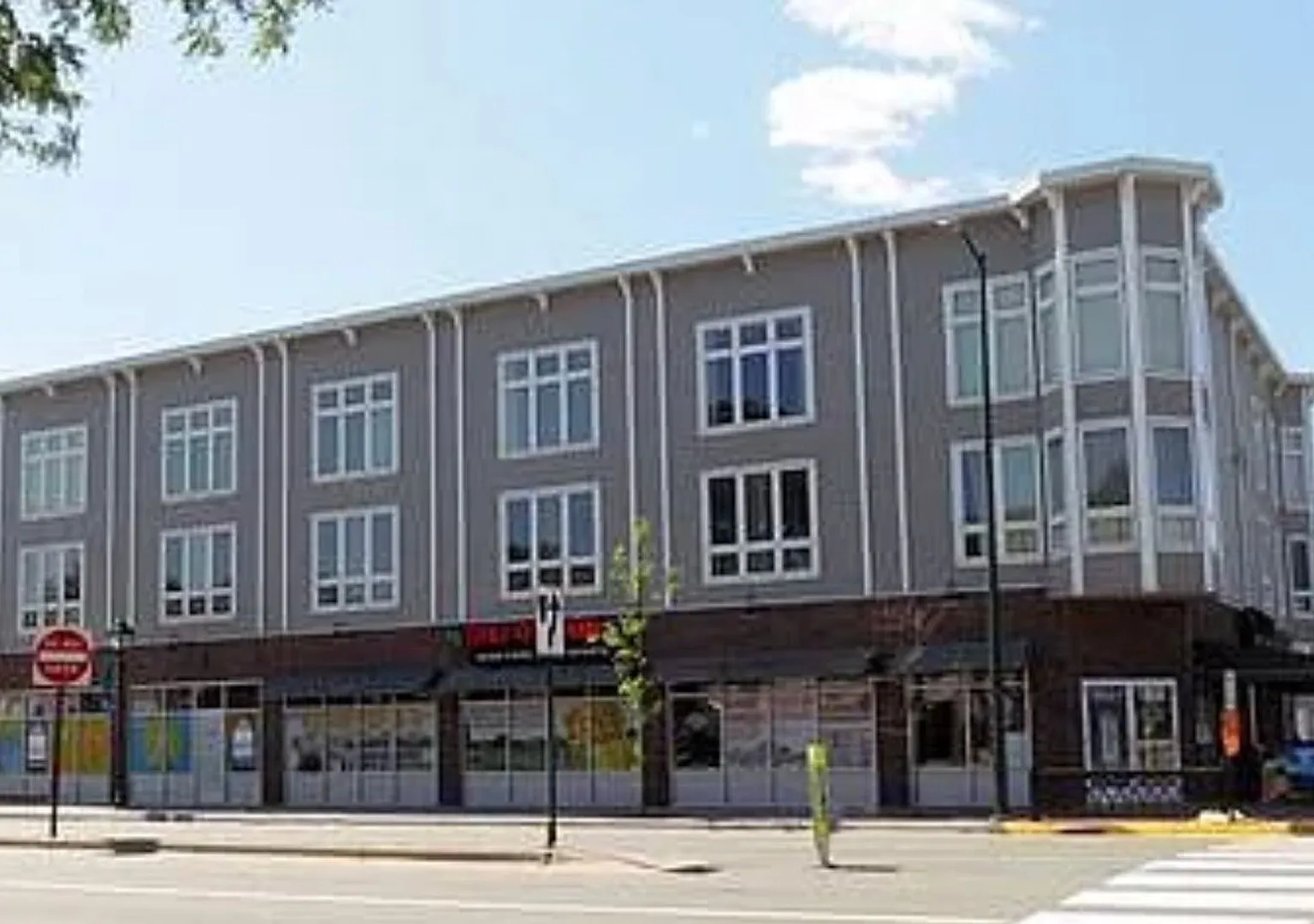 Landmark Square Apartments — Photo 3