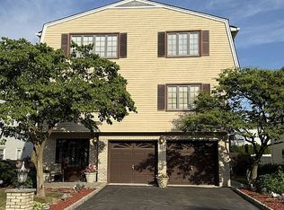 16 Village Pl, Secaucus, NJ 07094