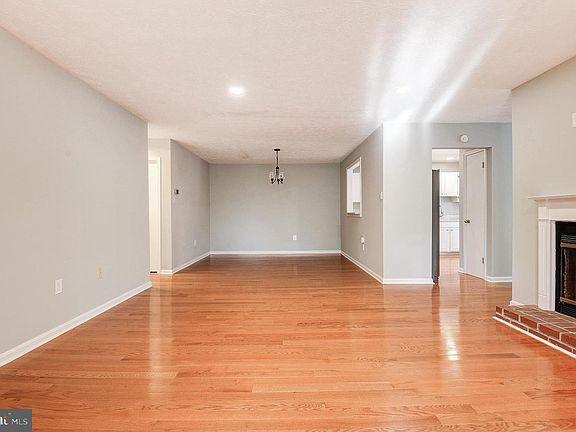 5th image of 10087 Oakton Terrace Rd