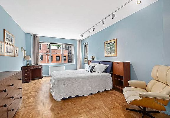 4th image of 20 E 9th St #23B