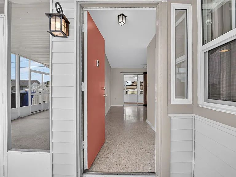 705 Thunderbird Ave — Photo 2