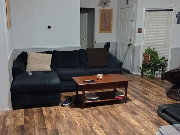 4th image of 4605 Greenwood Dr