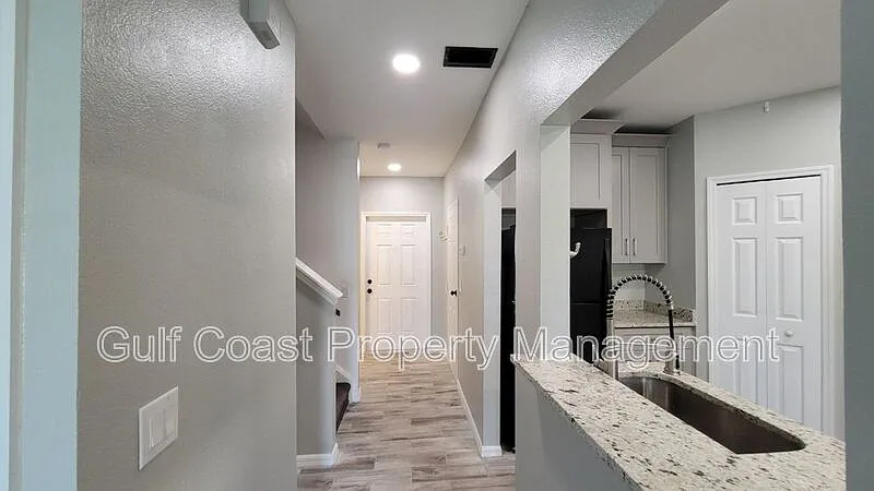 2 bed, 2.5 bath, 1160 sqft, $1,999 — Photo 2
