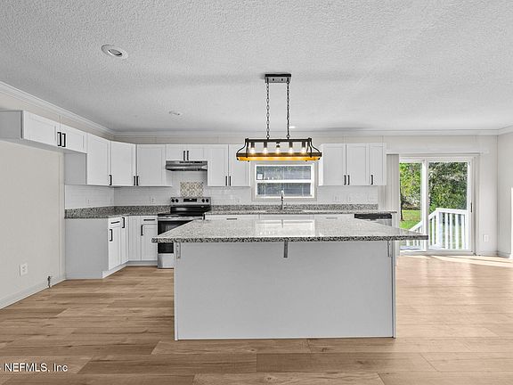 5th image of 16674 NE 12TH Avenue