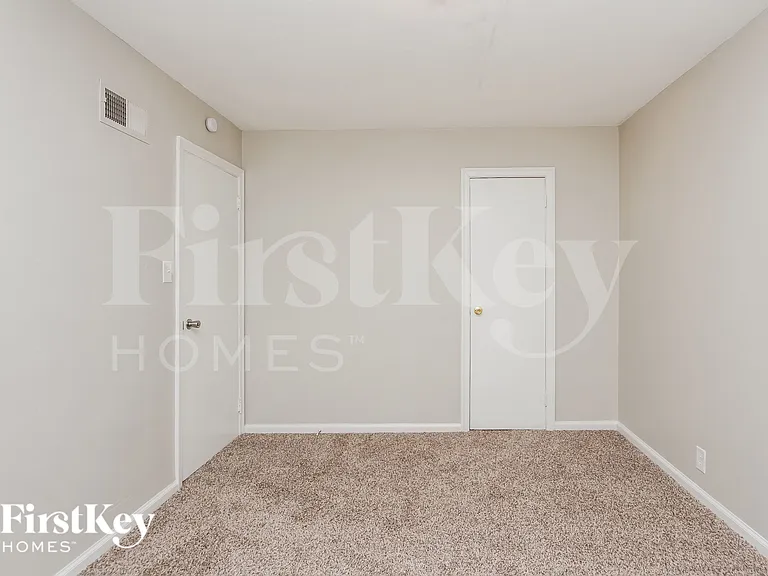 5614 N Victoria Dr — Photo 10