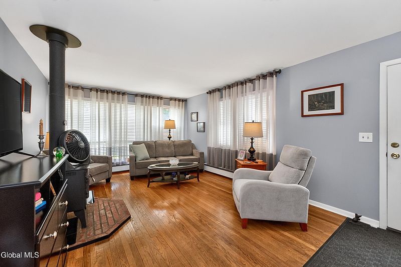 5th image of 9 Fairlawn Avenue