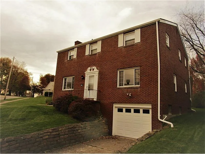 1090 Edgewood Rd photo 1
